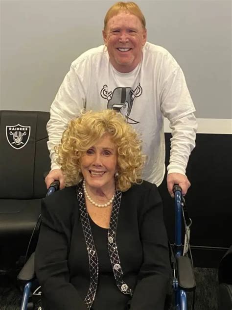 mark davis american football wife.